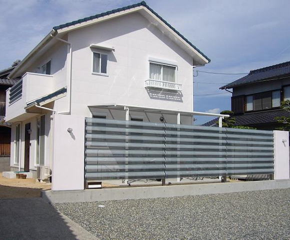 防砂フェンスの有孔折板を採用した外溝工事の画像