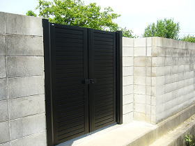 屋敷の裏門を鋼製門扉にリフォームの画像