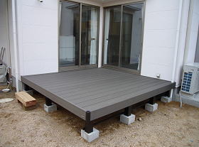 人工木を採用したウッドデッキの画像