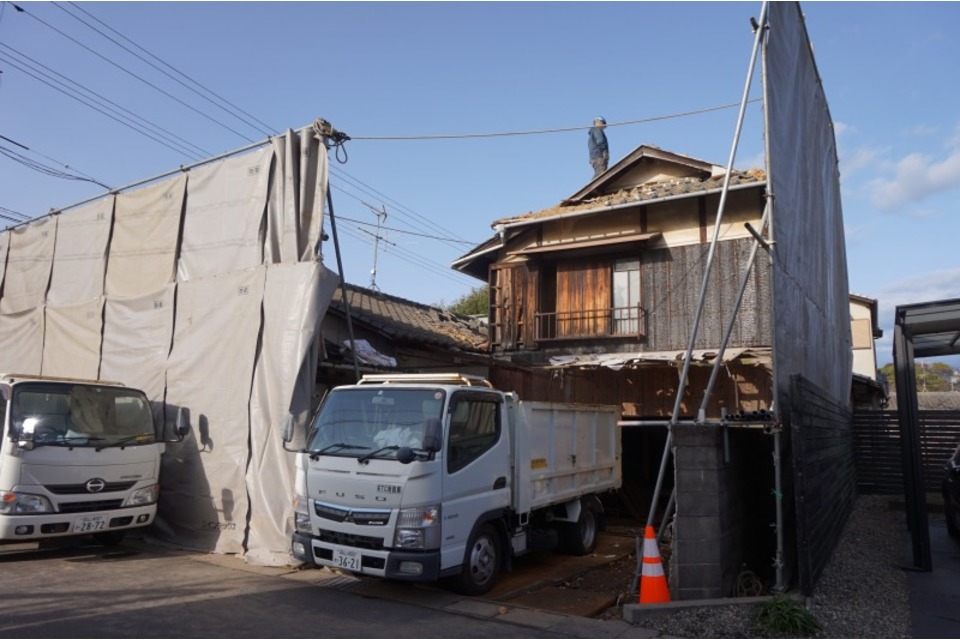 足場及び内部備品搬出　瓦撤去の画像